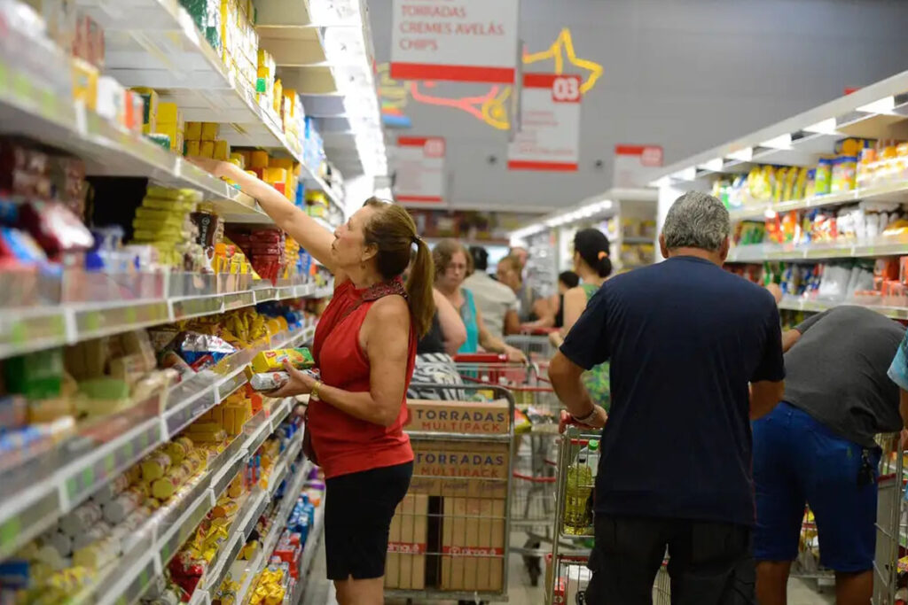 Governo zera imposto de importação e lança medidas para reduzir preço dos alimentos
