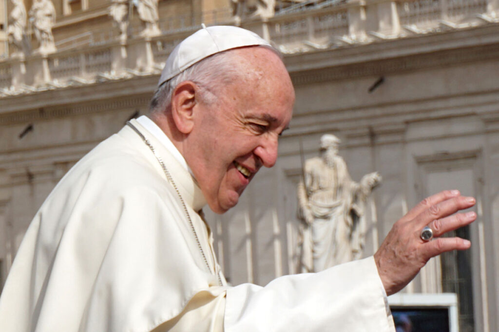 Papa Francisco enfrenta crises respiratórias e passa por tratamento urgente