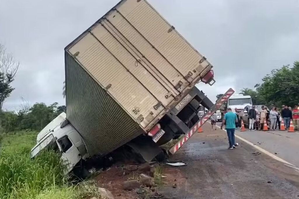 Tragédia na BR-153: colisão entre carro e caminhão mata três da mesma família