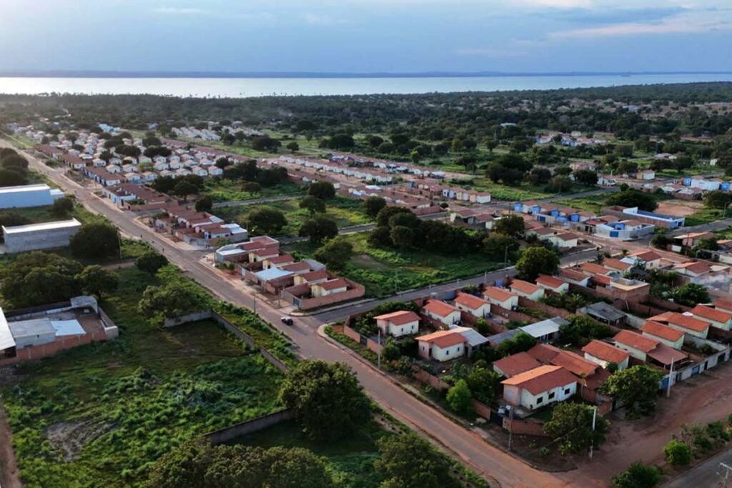 Governo do Tocantins entrega 1.036 títulos de propriedade a famílias do Jardim Taquari