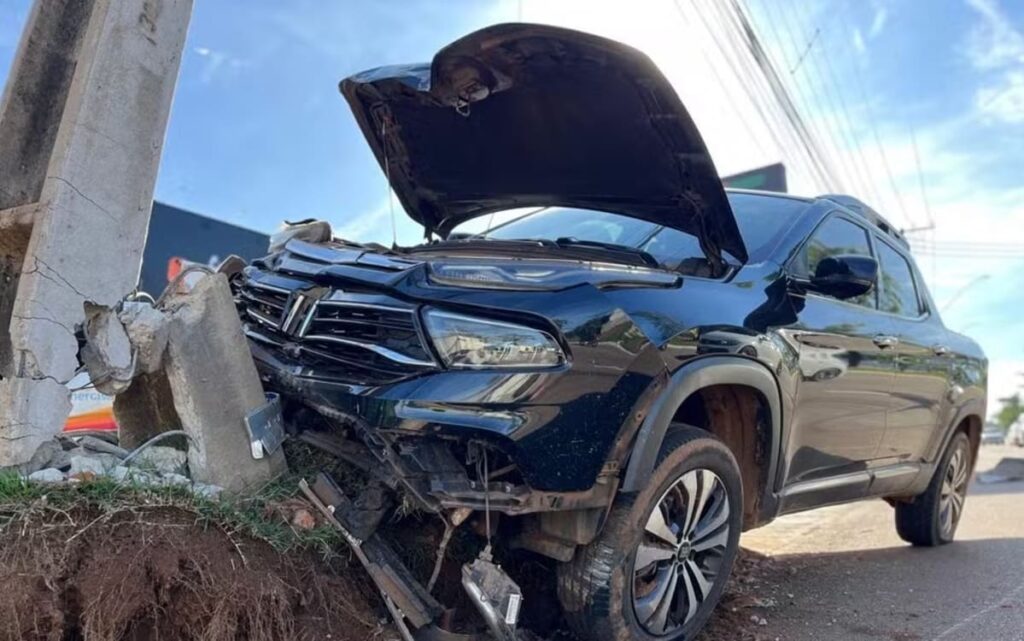 Acidente com caminhonete derruba poste na LO-03 em Palmas