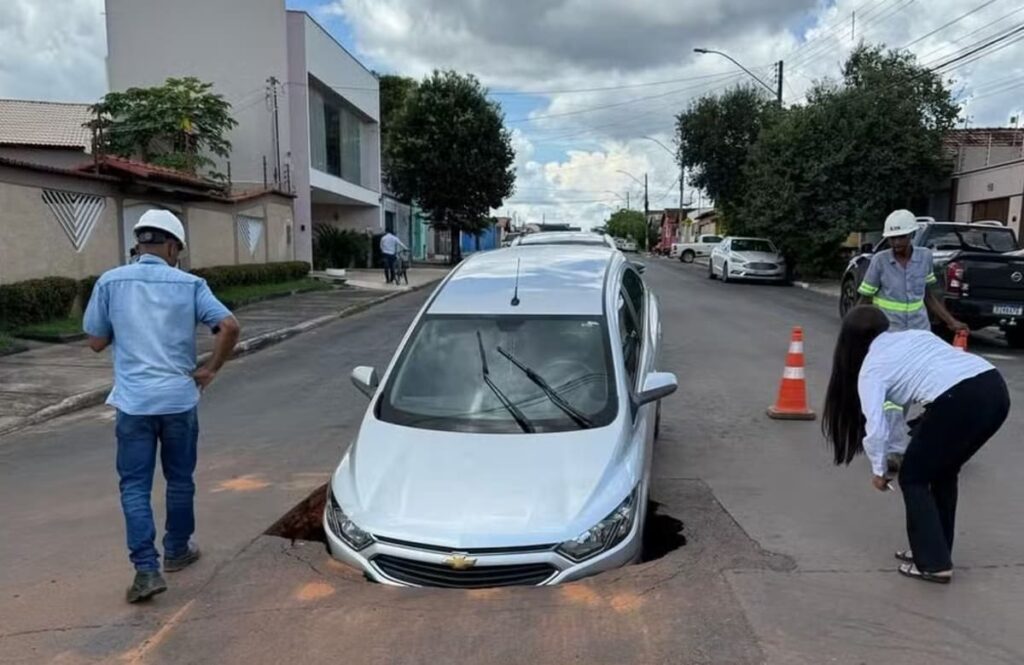 BRK é multada em R$ 223 mil após cratera engolir carro em Araguaína