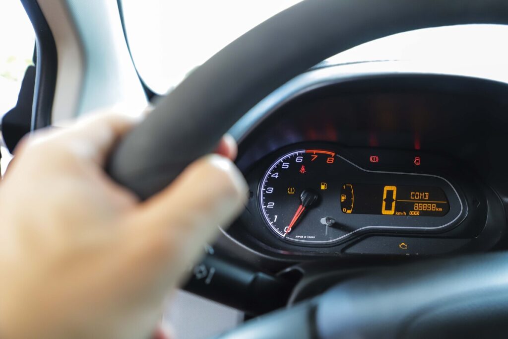 Evite andar na reserva: prática pode gerar multa e danificar o veículo