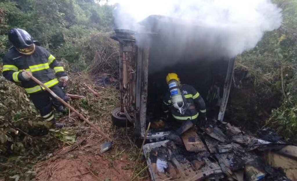 Carro pega fogo após cair em ribanceira na TO-404, em Araguatins