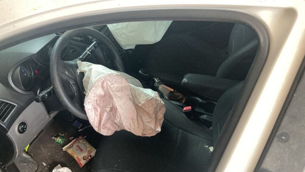 Mulher é indiciada por tentativa de homicídio após invadir distribuidora com carro em Palmas