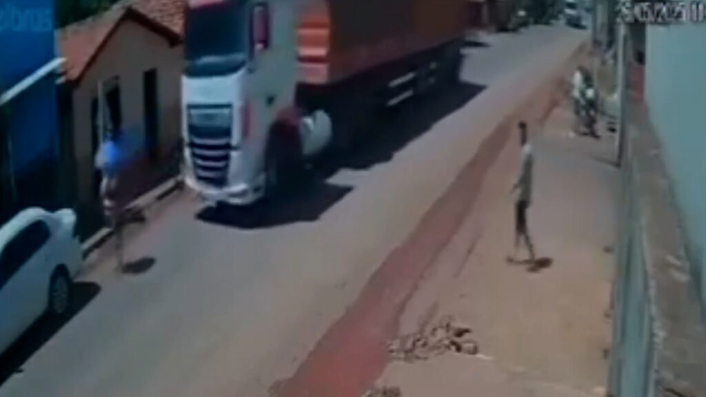 Mulher morre e criança fica ferida após atropelamento por caminhão em Axixá do Tocantins