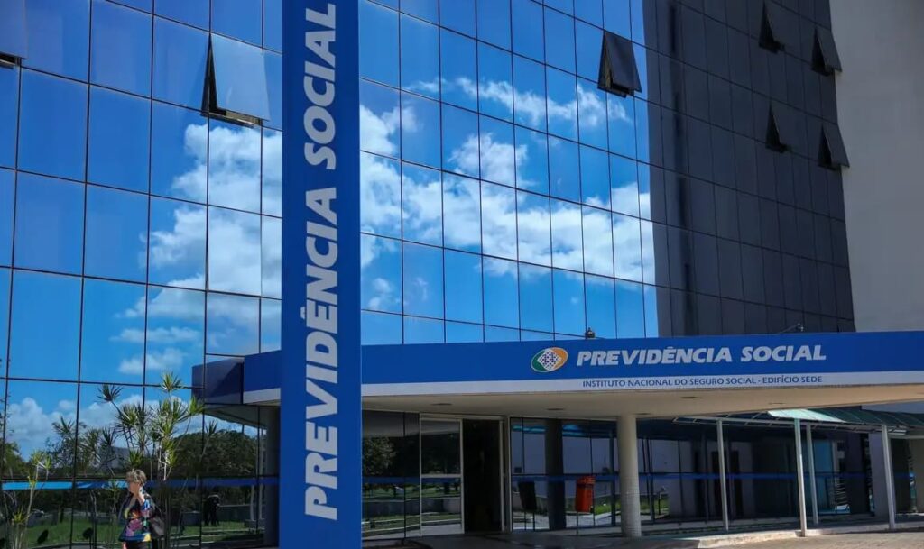INSS devolve R$ 292 milhões a aposentados e pensionistas após descontos indevidos em abril