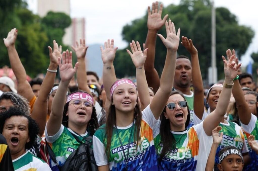 IBGE: Cresce número de evangélicos no Brasil e católicos recuam