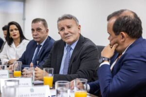 Durante a reunião em Brasília, a senadora Professora Dorinha (União Brasil-TO) e o vereador e ex-prefeito de Palmas, Carlos Amastha, reforçaram o apoio à iniciativa