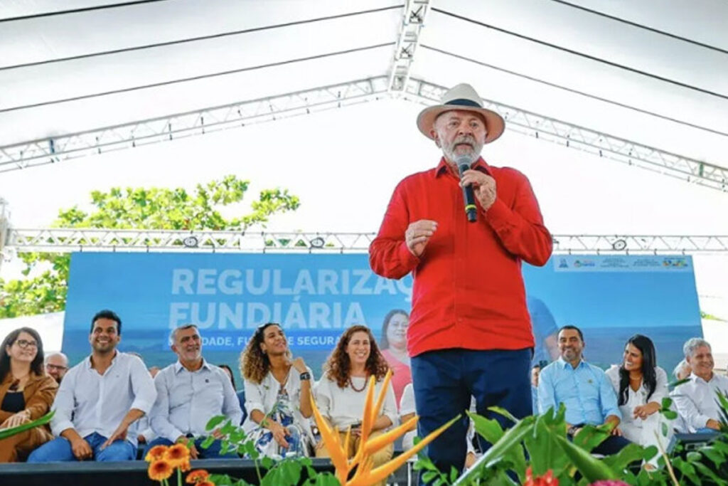 Lula visita Tocantins, anuncia novos assentamentos e entrega títulos de terra em Araguatins