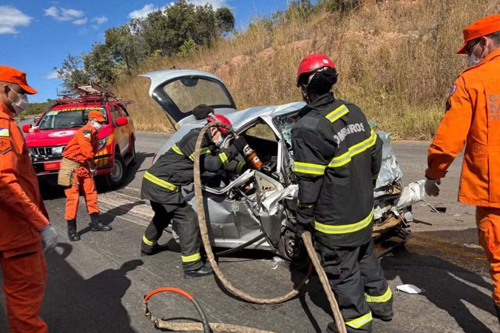Cinco pessoas morrem em acidente entre carro e carreta próximo a Dianópolis