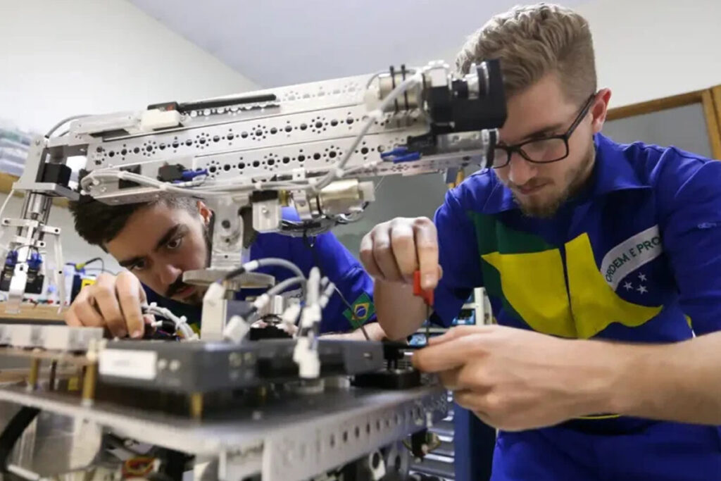 Cursos técnicos com alta empregabilidade: salários chegam a R$ 6.500 já no início da carreira