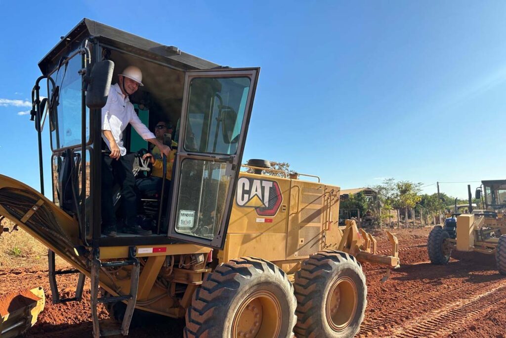 Eduardo Siqueira Campos vistoria obras de infraestrutura urbana em Palmas