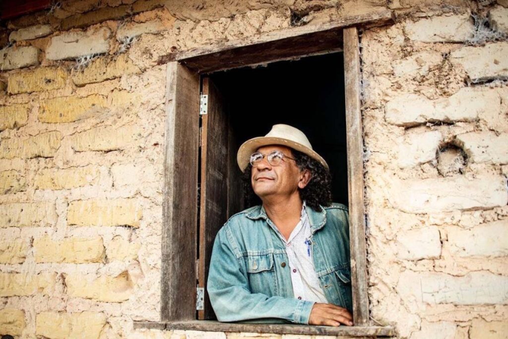 Genésio Tocantins retorna aos palcos no projeto Pôr do Som durante temporada de praias no Tocantins