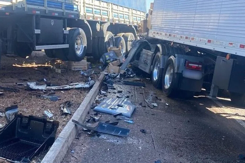 Grave acidente envolvendo cinco veículos causa lentidão na BR-153 entre Tabocão e Rio dos Bois, TO