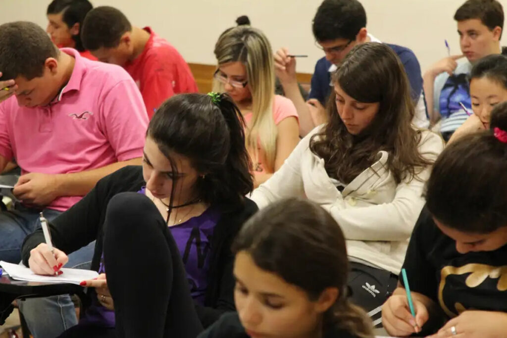 Prova Nacional Docente unifica concursos de professores em 22 estados; veja calendário e detalhes