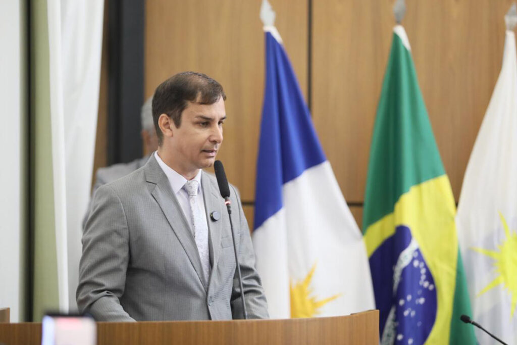 Carlos Velozo compartilha críticas à gestão de Eduardo Siqueira nas redes sociais