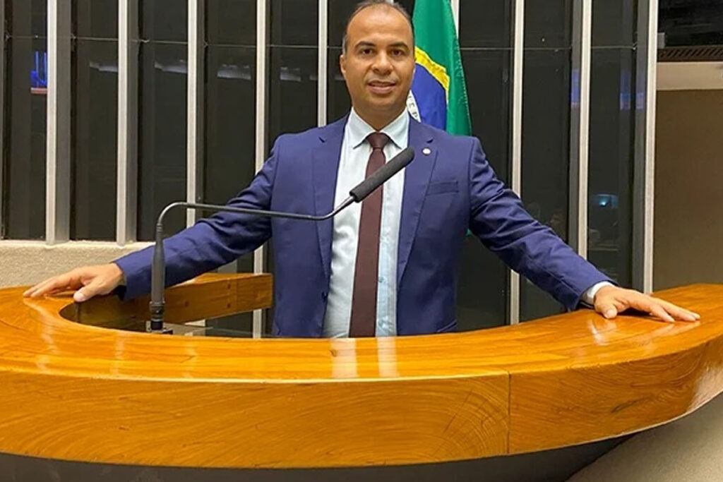 eputado Filipe Martins usa verba pública em viagem aos EUA para inauguração de igreja