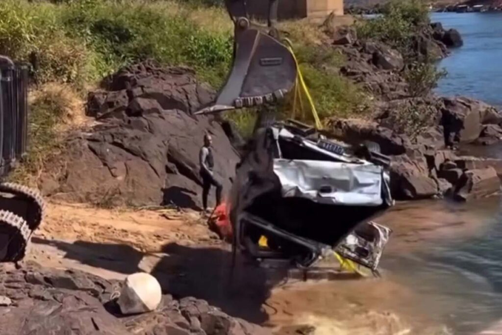 Primeira retirada de veículos do fundo do Rio Tocantins após desabamento da ponte JK