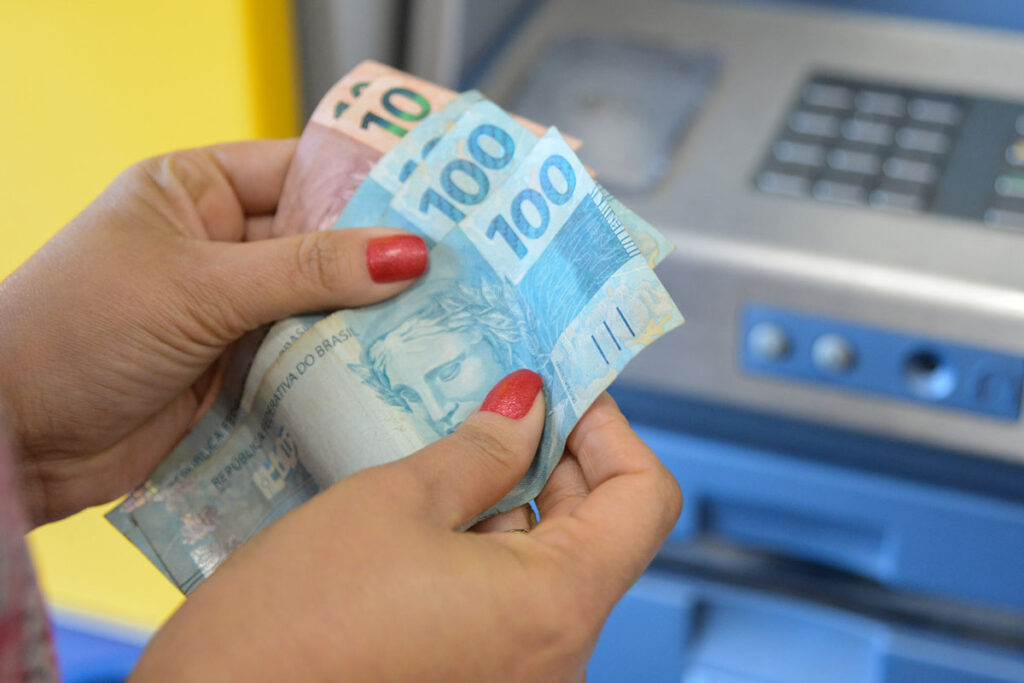 Servidores do Tocantins recebem salários antecipados nesta terça-feira (26)