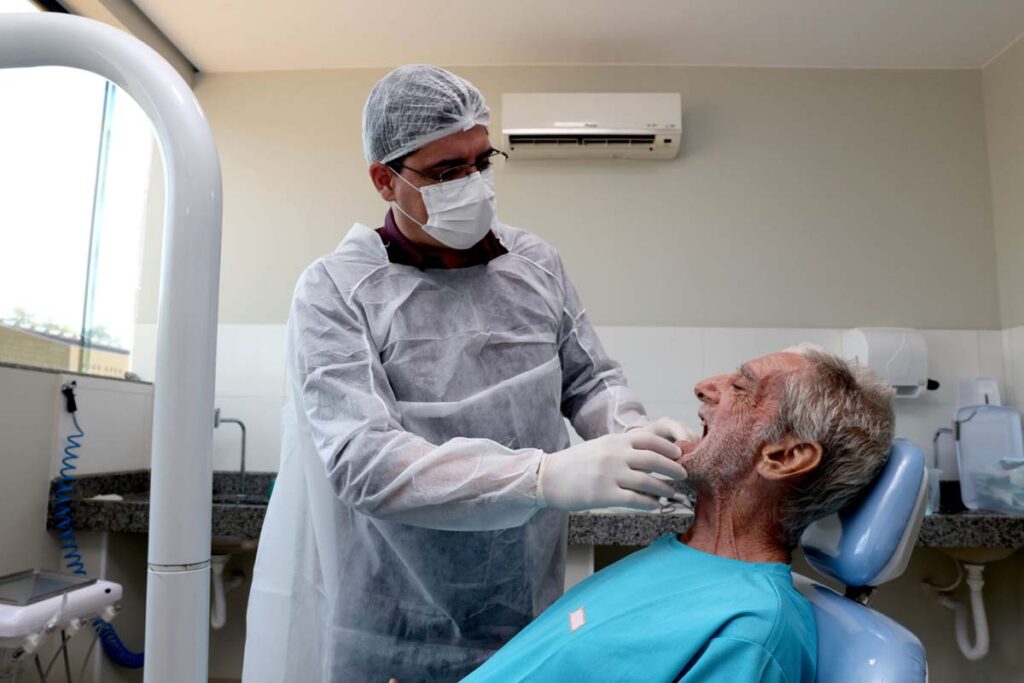 Pessoas em situação de rua recebem tratamentos odontológicos gratuitos em Palmas