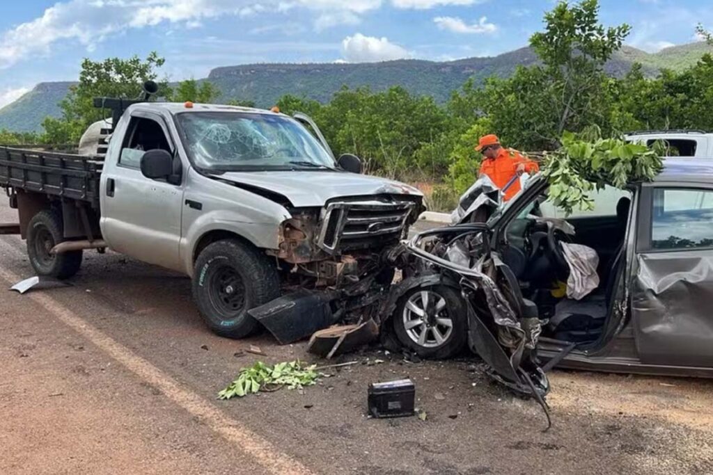 Motorista passa mal, invade contramão e colide com caminhonete na BR-010, em Palmas