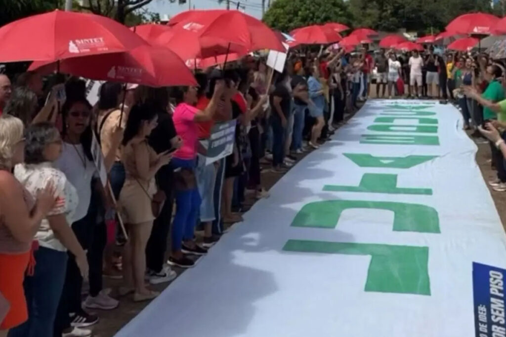 Profissionais da educação paralisam atividades em Palmas; categoria cobra data-base e reajuste do piso