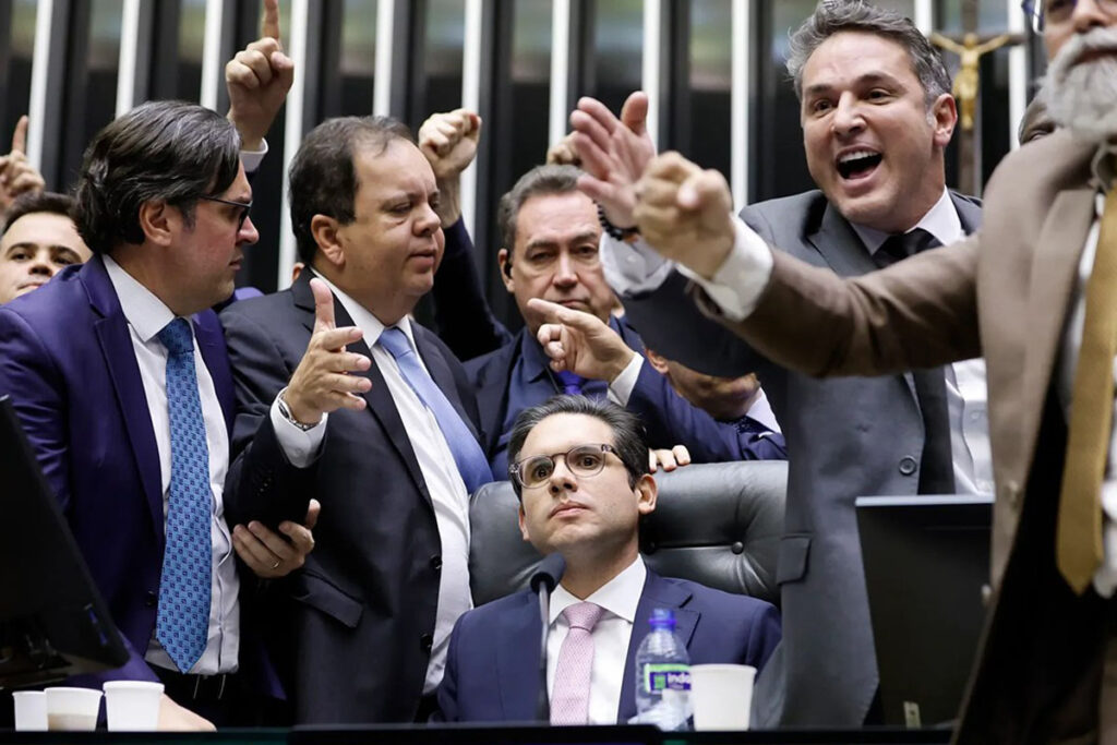 Hugo Motta, o pequeno, se torna menor ainda com a PL da Dosimetria