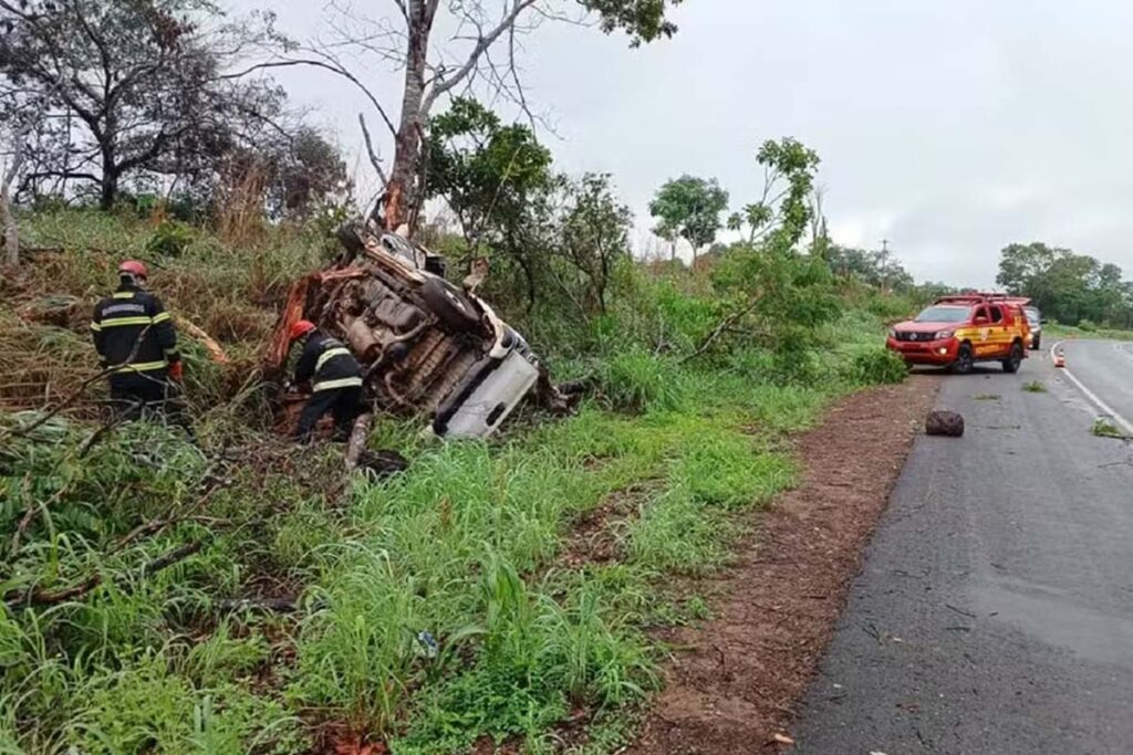 Motorista morre após carro sair da pista e capotar na BR-153, em Wanderlândia
