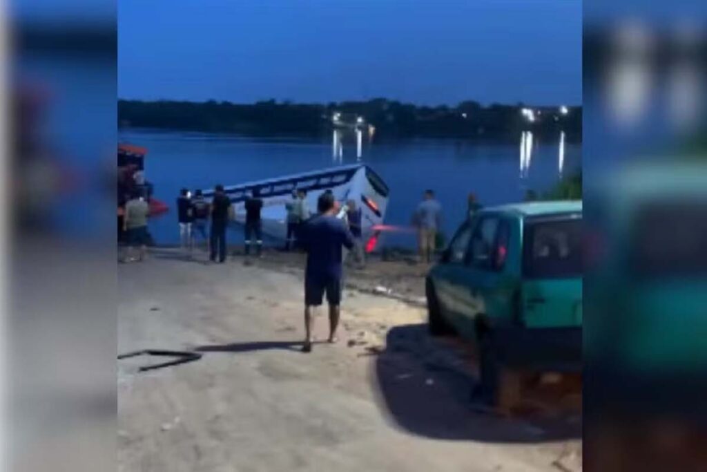 Ônibus cai de balsa durante travessia no Rio Tocantins entre Aguiarnópolis e Estreito