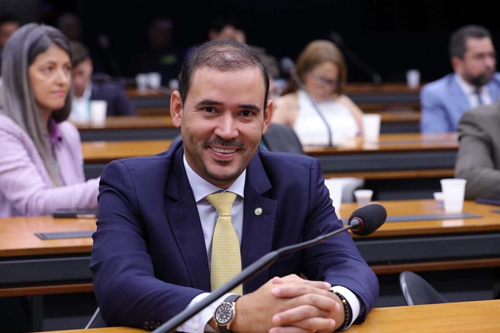 PF aponta que deputado Vicentinho Júnior e esposa movimentaram R$ 170 milhões em empresa investigada