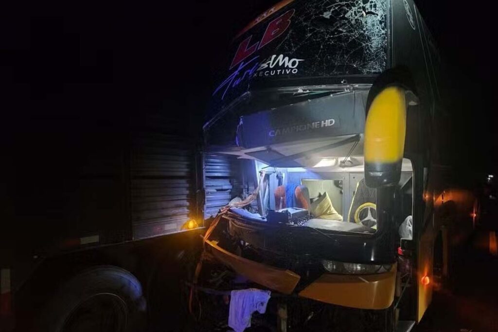 Acidente com ônibus do Águia de Marabá na BR-153 deixa um morto e quatro feridos no Tocantins