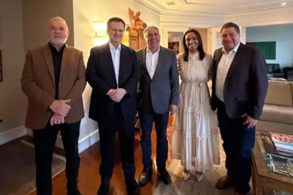 Mauro Carlesse durante ato de filiação ao PSD ao lado de lideranças do partido em São Paulo