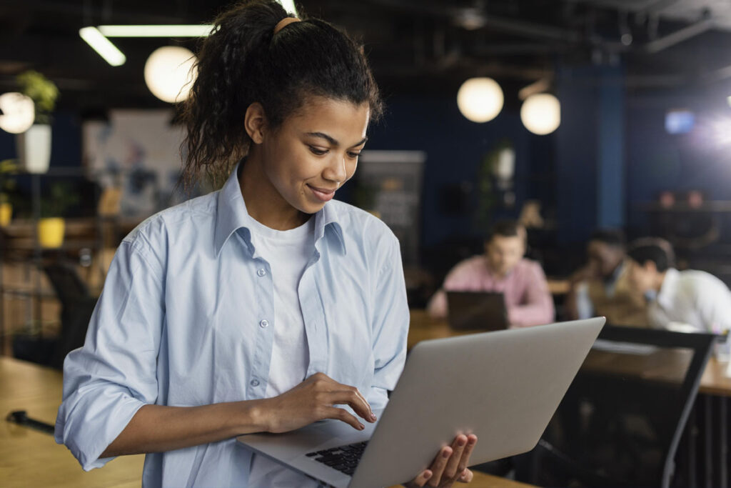 Emprego no Brasil: IA, saúde e finanças lideram as profissões em alta para 2026