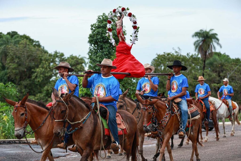 Procissão do Festejo de São Sebastião reúne fiéis e vaqueiros em Monte do Carmo, no Tocantins