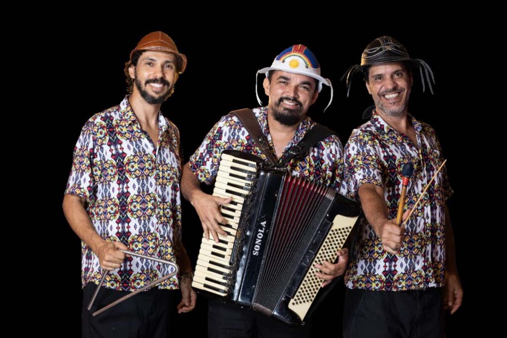 Integrantes do Triobacana durante apresentação de forró pé-de-serra em Palmas