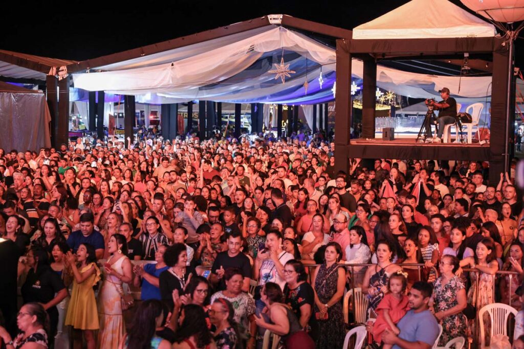 Público no Capital da Fé 2026 durante show no Estádio Nilton Santos em Palmas