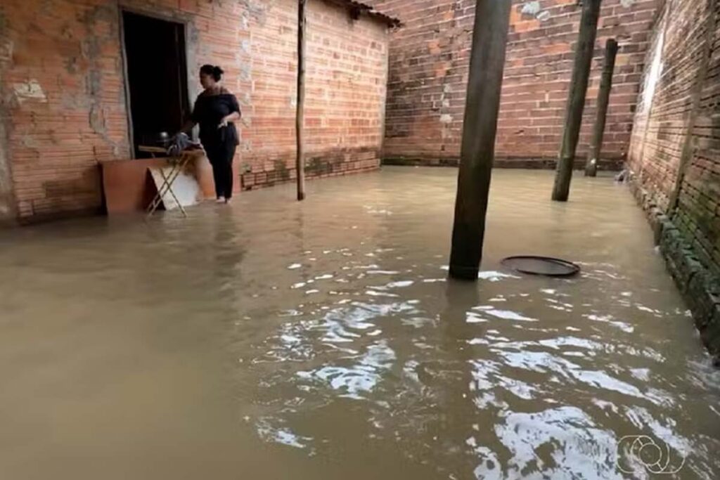 Chuva intensa alaga casas e deixa prejuízos em Gurupi; volume chegou a 200 mm