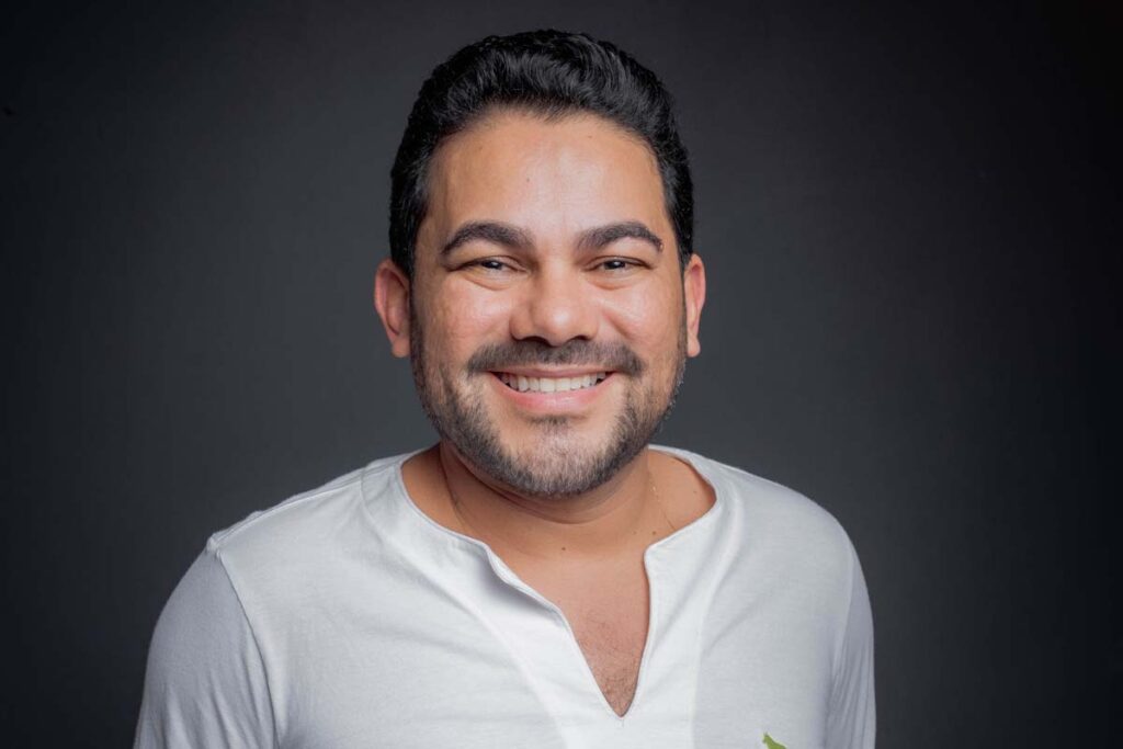 Francisco Neto Pereira Pinto é Psicanalista, Escritor e Professor Universitário. É autor dos livros À beira do Araguaia e Saudades do meu gato Dom.