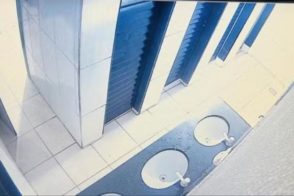 Instalação de câmeras em banheiro de escola pública no Tocantins é alvo de denúncia