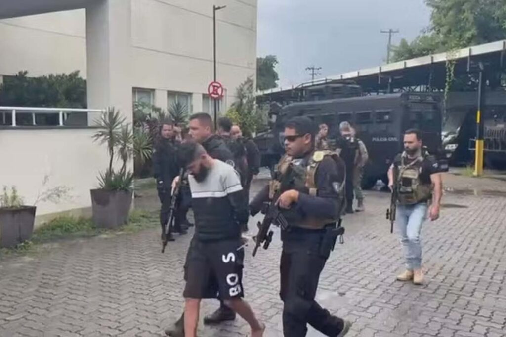 Prisão de José Matheus Silveira Carneiro, conhecido como Galo Cego, durante operação policial no Morro do Vidigal, no Rio de Janeiro.