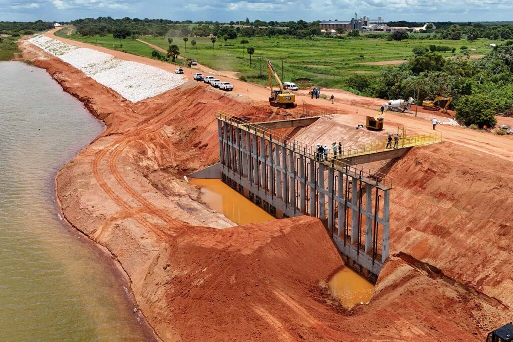 Obra de recuperação da Barragem Taboca I em Formoso do Araguaia com estrutura quase concluída.