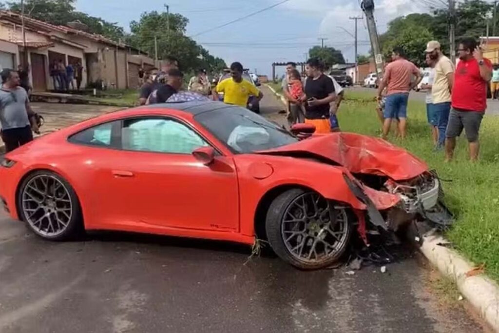 Porsche avaliado em até R$ 800 mil bate em poste e deixa dois feridos em Araguaína