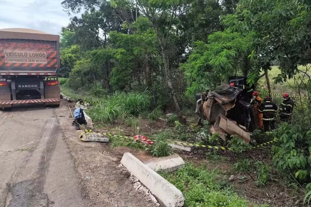 Acidente na BR-153 em Colinas do Tocantins deixa um morto e três feridos após colisão entre caminhonete e caminhão