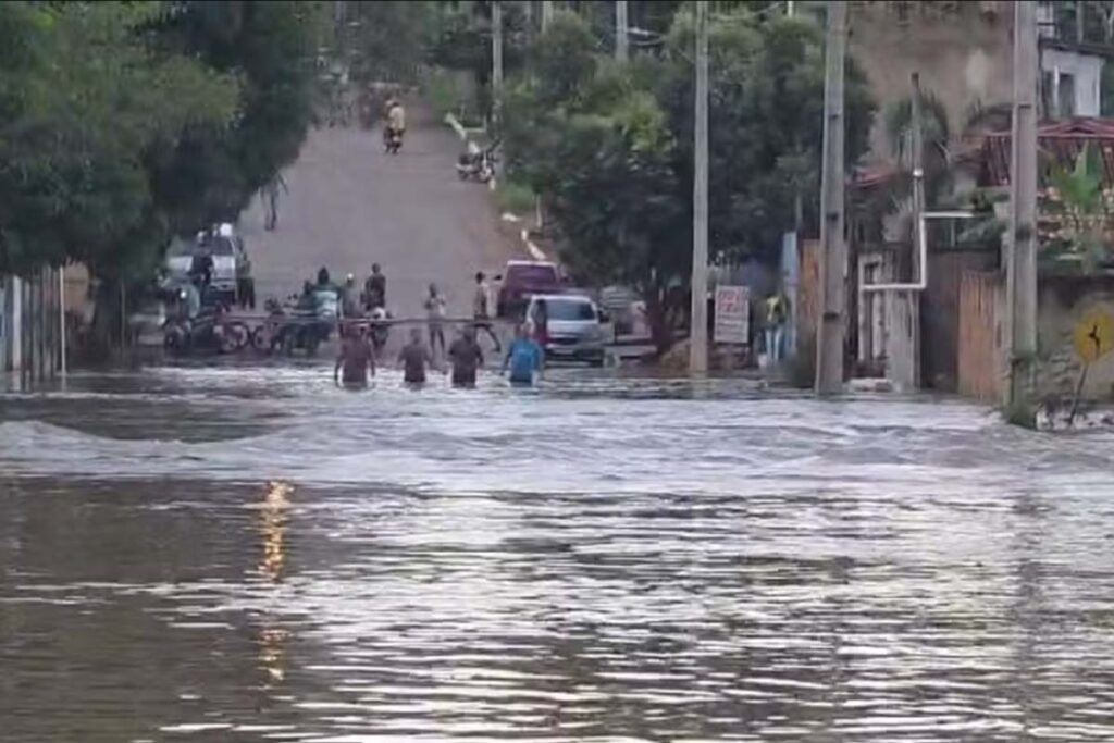 Chuva intensa faz córrego transbordar e causa alagamentos em bairros de Gurupi