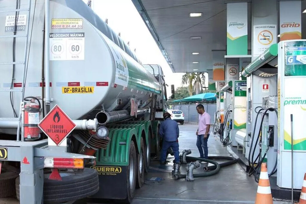 Governo Federal anuncia medidas contra aumento abusivo de combustíveis enquanto petróleo supera US$ 100