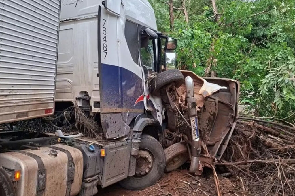 Motorista de 60 anos morre após caminhonete capotar e ser atingida por caminhão na BR-153 em Barrolândia