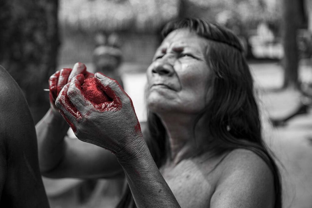 Tocantins ganha destaque internacional com ensaio “Sagrado Vermelho” de Emerson Silva