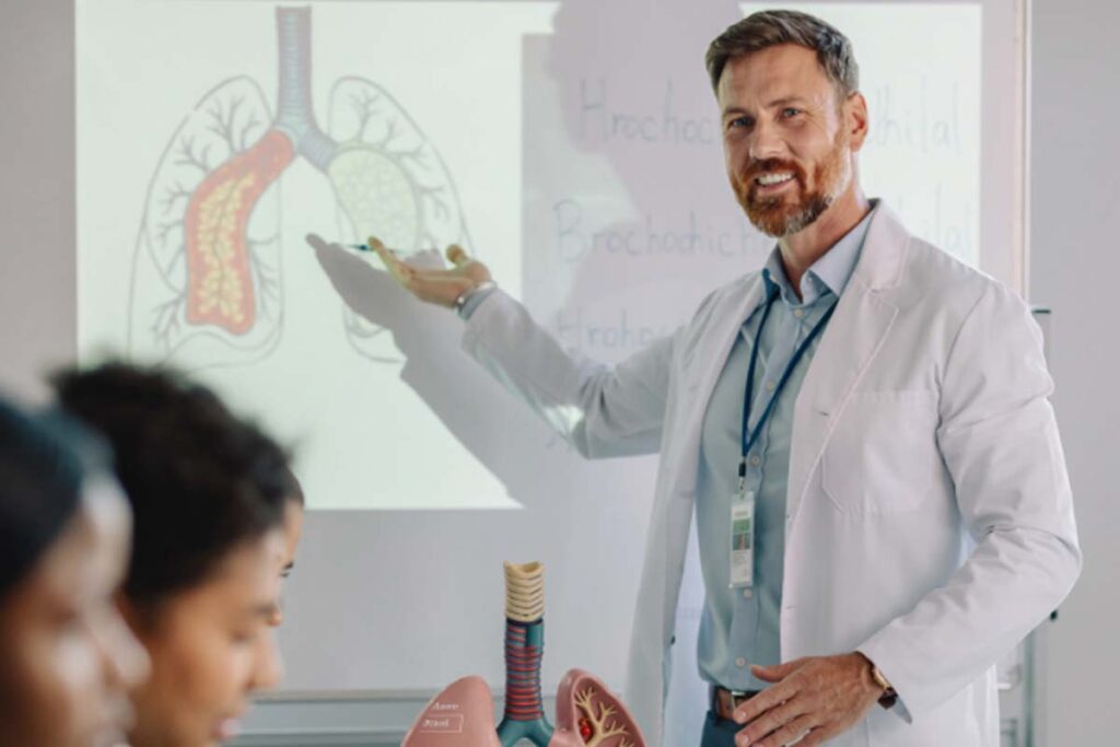 Curso gratuito capacita farmacêuticos no cuidado com asma