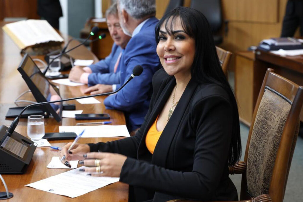 Deputada Janad Valcari é abordada pela Polícia Federal após saque bancário em Palmas